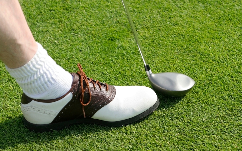 chọn giày golf có trọng lượng nhẹ