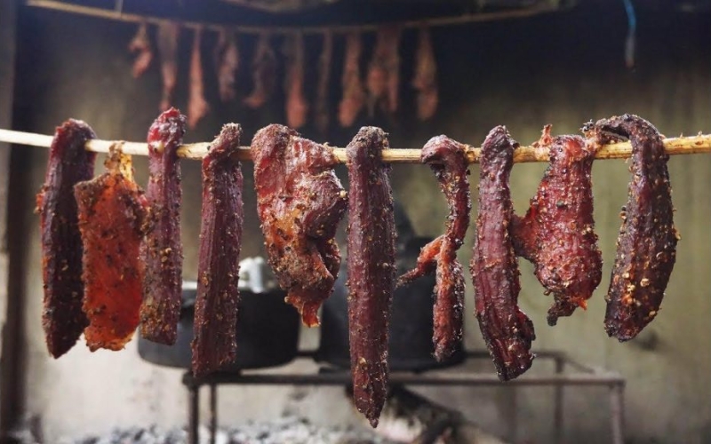 Thịt treo gác bếp