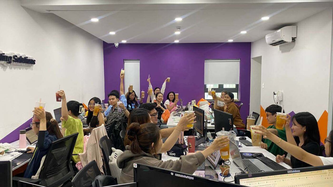 Team lầu 3 MONA nâng ly nước chúc mừng tại chỗ làm
