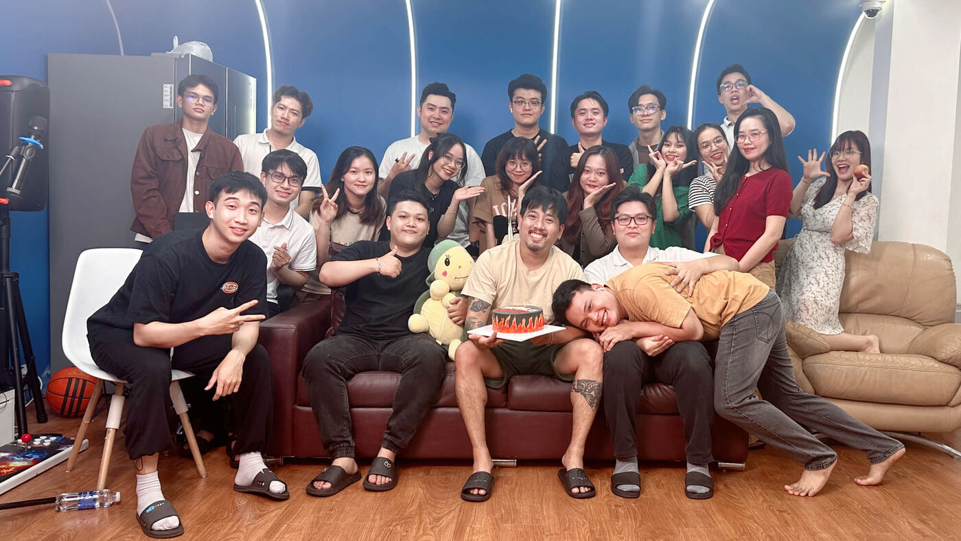 Tập thể MONA chúc mừng sinh nhật Art và Creative Director