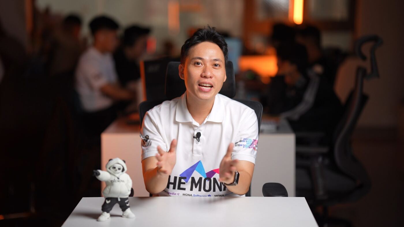 Lãnh đạo MONA ghi hình bài chia sẻ đào tạo nội bộ cho đội ngũ