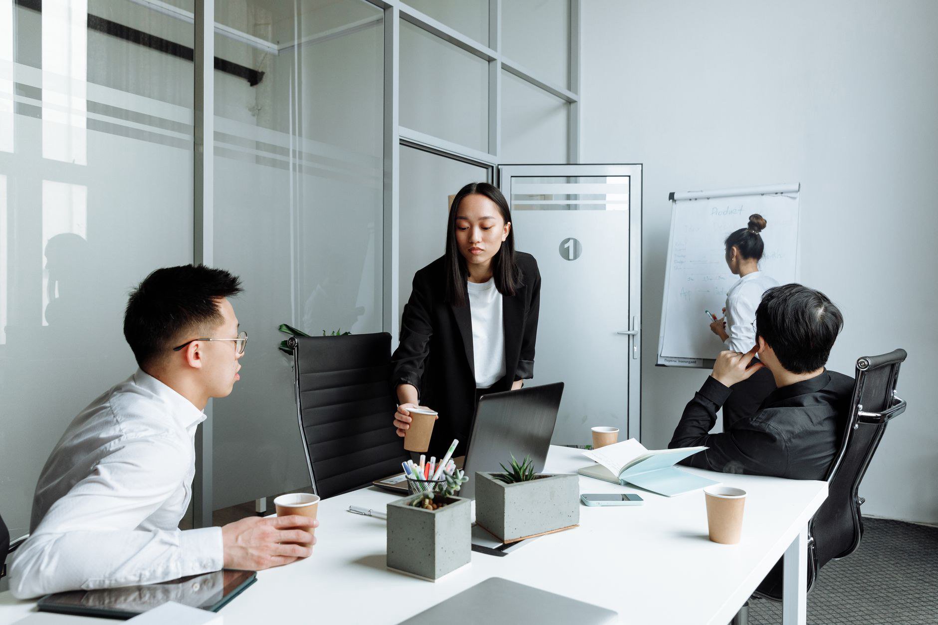 2. Quản lý đội ngũ làm việc từ xa và linh hoạt